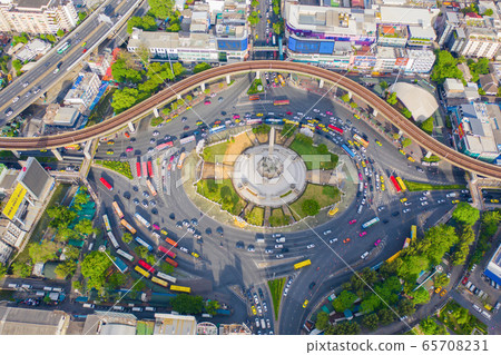 Aerial view of Victory Monument on busy street 65708231