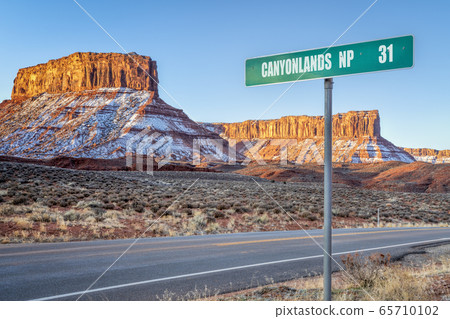 Canyonlands  National Park 31 miles road sign 65710102