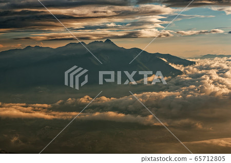 Yatsugatake at dawn seen from Kai Komagatake 65712805