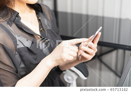 操作智能手機的女人 操作智能手機的女人 65713182