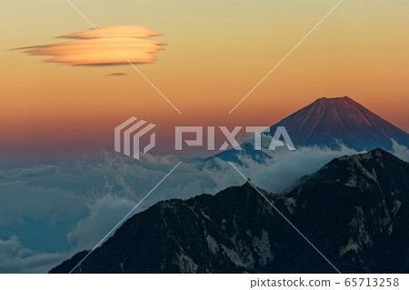 Mt. Fuji and Mt. Houou and the hanging clouds at sunset seen from Kai Komagatake 65713258