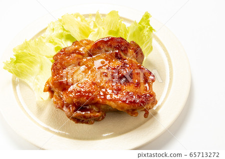 照燒雞肉牛排配生菜。 65713272