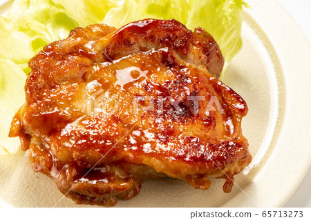 照燒雞肉牛排配生菜。 65713273