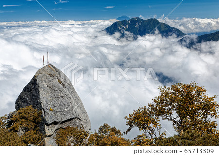 Sea of clouds and Mt.Fuji and Mt.Fuji seen from Mount Komagatake and Kuroto ridge 65713309