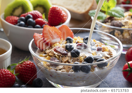 格蘭諾拉麥片早餐形象 65713783