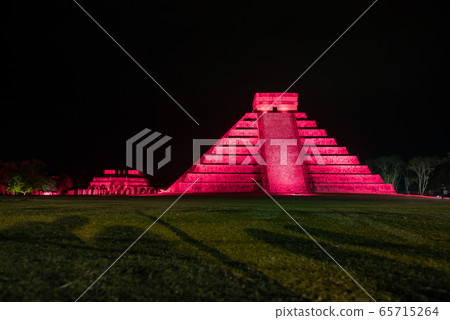 墨西哥奇琴伊察遺址在夜間照明 65715264