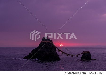 從二岩岩之間看到的二峰山富士山 從二岩岩之間看到的二峰山富士山 65715466