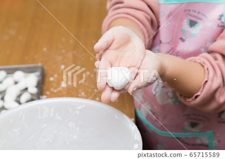 White ball dumpling making 65715589