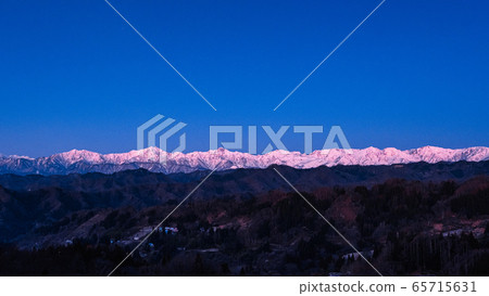 從品川和小川村看初冬的北阿爾卑斯山（黎明前） 65715631