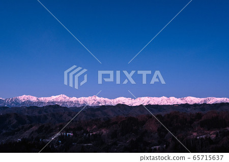 從品川和小川村看初冬的北阿爾卑斯山(黎明前) 從品川和小川村看初冬的北阿爾卑斯山(黎明前) 65715637