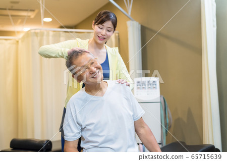 Senior manipulative massage 65715639