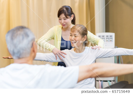 Senior manipulative massage Senior manipulative massage 65715649