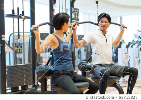 Couple sports gym muscle training sports club Couple sports gym muscle training sports club 65715823