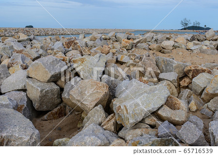 Large stones Was prepared in place of the sandy 65716539