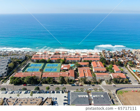 Aerial view of typical south california community condo next to the sea on the edge of the cliff Aerial view of typical south california community condo next to the sea on the edge of the cliff 65717111