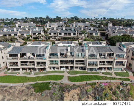 Aerial view of wealthy community on the cleef next to the ocean in south california 65717481