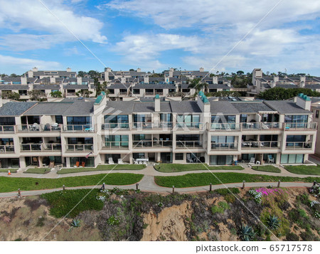 Aerial view of wealthy community on the cleef next to the ocean in south california 65717578
