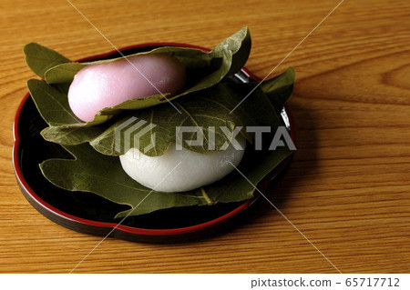 Red and white shabby cake Red and white shabby cake 65717712