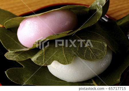 Red and white shabby cake Red and white shabby cake 65717715