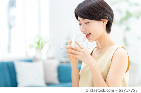 Middle women 65717755