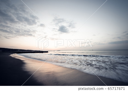 Morning glow of Shonan Chigasaki 65717871