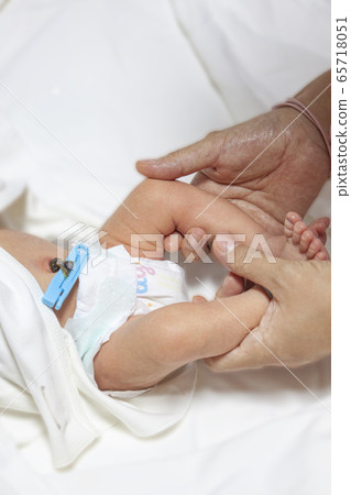 Diaper management for newborns Diaper management for newborns 65718051