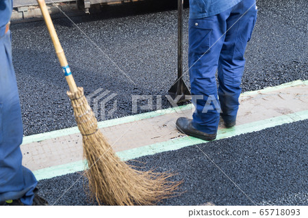 Paving work 65718093