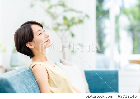 Middle women Middle women 65718149