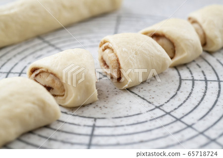 Baking at home, cinnamon roll, Finnish molding 65718724