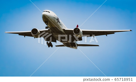 一架飛機從東京灣羽田海岸降落在羽田機場 65718951