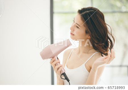 頭髮護理吹風機的女人 頭髮護理吹風機的女人 65718993