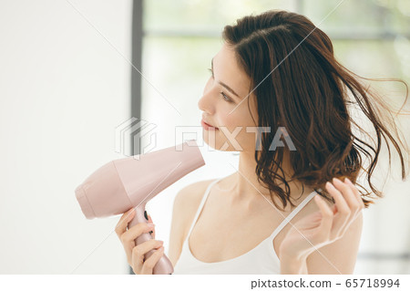 頭髮護理吹風機的女人 頭髮護理吹風機的女人 65718994