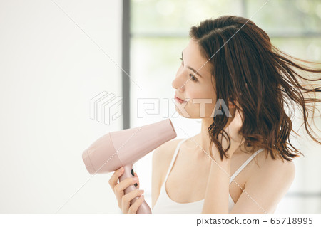 頭髮護理吹風機的女人 頭髮護理吹風機的女人 65718995