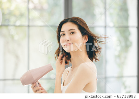 頭髮護理吹風機的女人 頭髮護理吹風機的女人 65718998