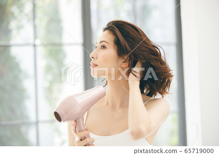 頭髮護理吹風機的女人 65719000