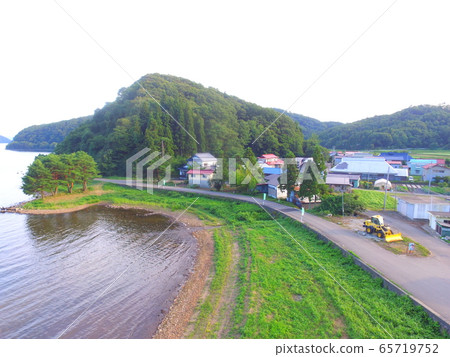 湖濱路/村莊的無人機照片〜無人機(豬苗代湖/西岸/會津若松福島縣赤井字屋Minato町) 湖濱路/村莊的無人機照片〜無人機(豬苗代湖/西岸/會津若松福島縣赤井字屋Minato町) 65719752