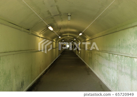 Dim tunnel 65720949