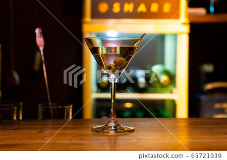 可愛的雞尾酒吧杯 可愛的雞尾酒吧杯 65721939
