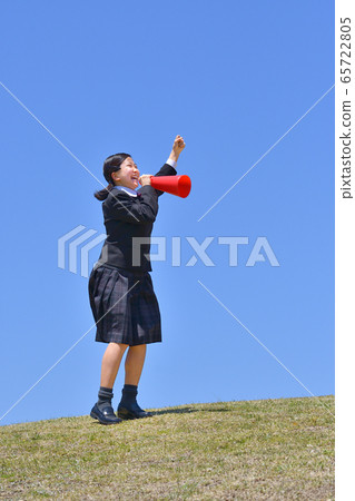 女孩在藍天支持 65722805
