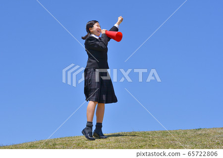 女孩在藍天支持 65722806