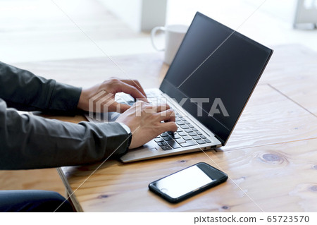 男人的手操作一台筆記本電腦 65723570