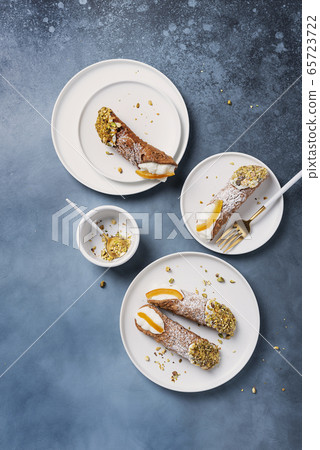 Traditional italian dessert cannoli siciliani 65723722