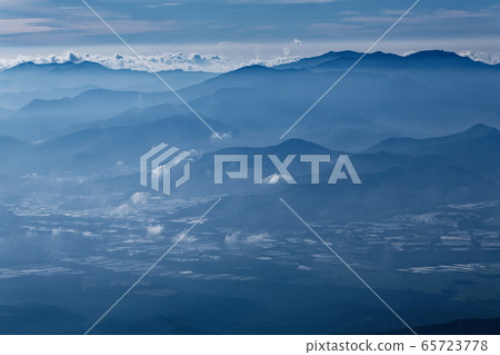 從八嶽山脈和碘岳看的奧竹秩父和野部山高原山脈 65723778