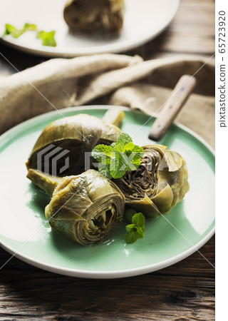 Traditional italian artichoke alla romana 65723920