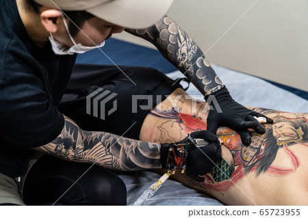 紋身師紋身工作室背面有紋身 65723955