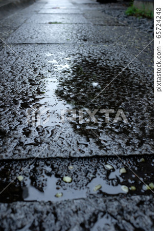 Stone pavement after rain, Japanese alley c-1 65724248