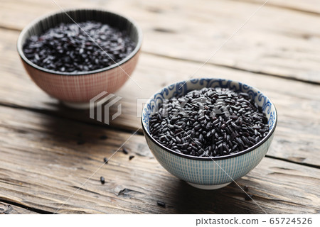Raw black asian rice 65724526