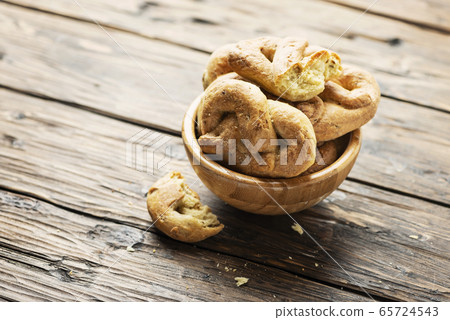 Traditional Italian bread taralli 65724543