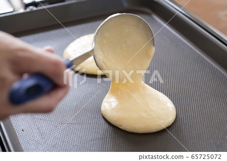 在家製作糖果煎餅在熱板上烤 65725072