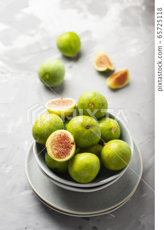 Sweet green figs 65725118